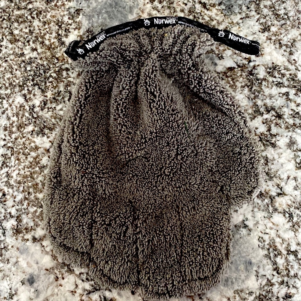 Pet Mitt by Norwex w/BacLock BNWT. Take to the beach to remove sand from feet.
